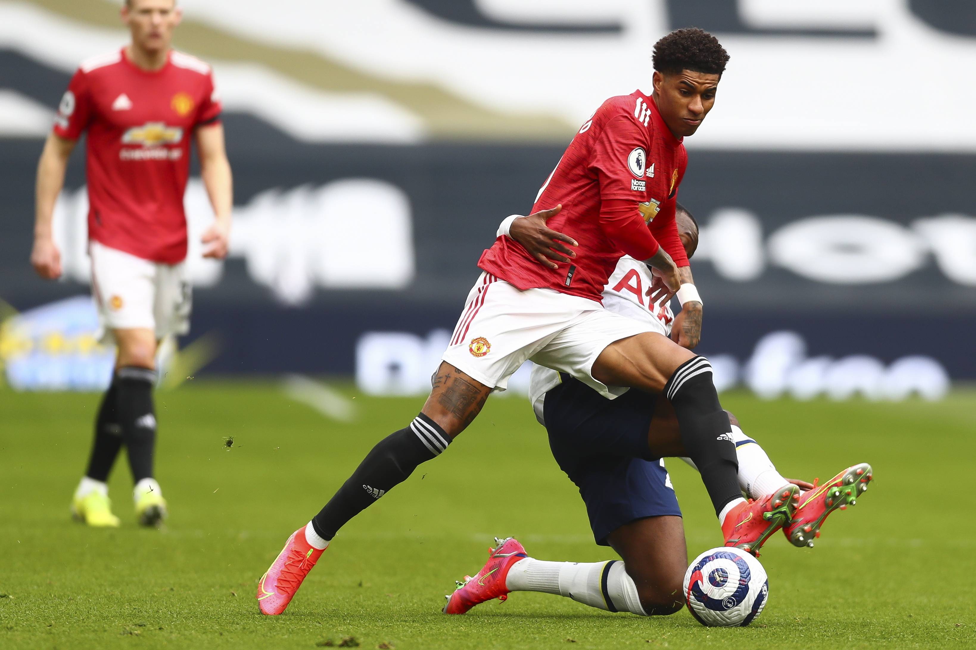 通过利用新 通过利用新